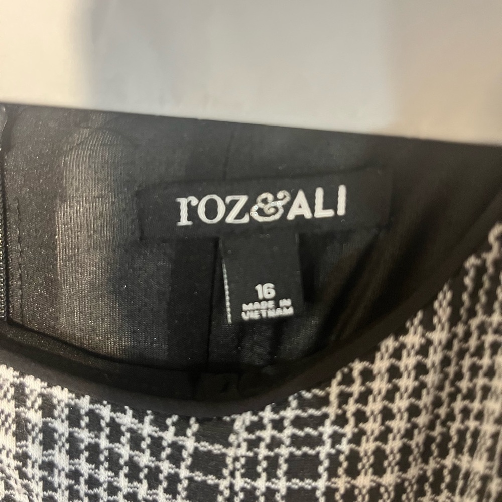 Roz & Ali Black and White Dress